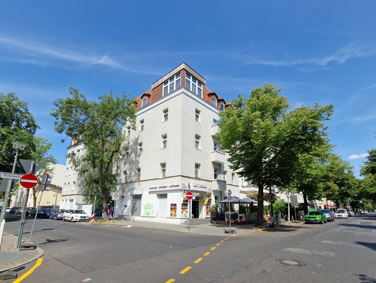 Vorderansicht Eckgebäude